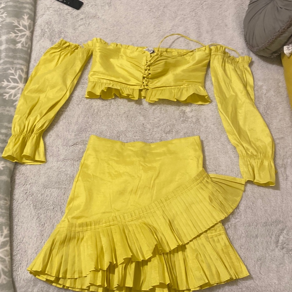 Brand new hot and delicious crop top and shirt set in Large